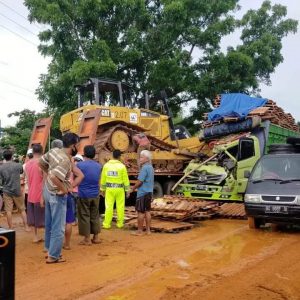 Hindari Mobil Parkir di Badan Jalan, Fuso Bermuatan Alat Berat Hantam Hino