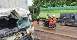 Diduga Mengantuk saat Berkendara, Truk Box Hantam Fuso