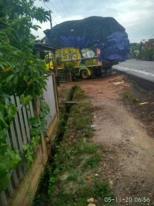 Kecelakaan Di Jalintim Palembang – Betung, Truk Fuso Nyaris Hancurkan Rumah Warga