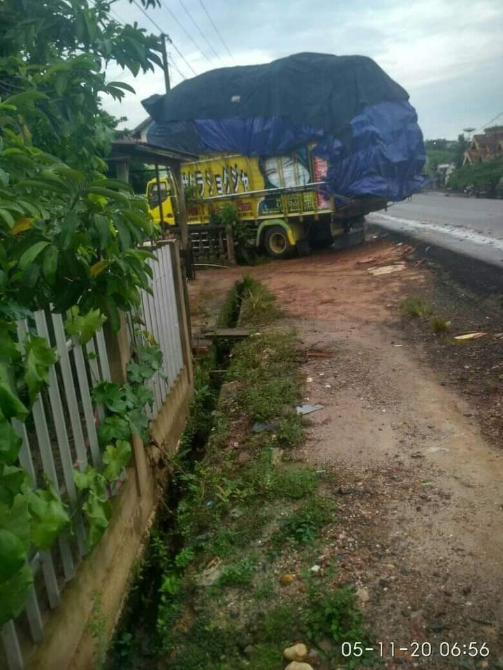 Kecelakaan Di Jalintim Palembang – Betung, Truk Fuso Nyaris Hancurkan Rumah Warga