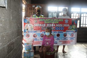 Warnai Operasi Zebra 2020, Sat Lantas Polres Banyuasin Berbagi