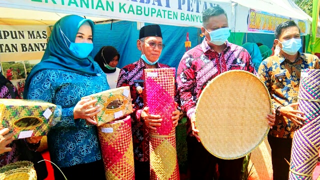 Pemkab Banyuasin Dukung Keterampilan Anyaman Rumbai Desa Sidang Mas Banyuasin