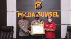 Kementerian Lingkungan Hidup dan Kehutanan (LHK) di Wakili Direktur KLH Bazar Manulang Menyerahkan Piagam Penghargaan Kepada Kapolres Ogan Ilir