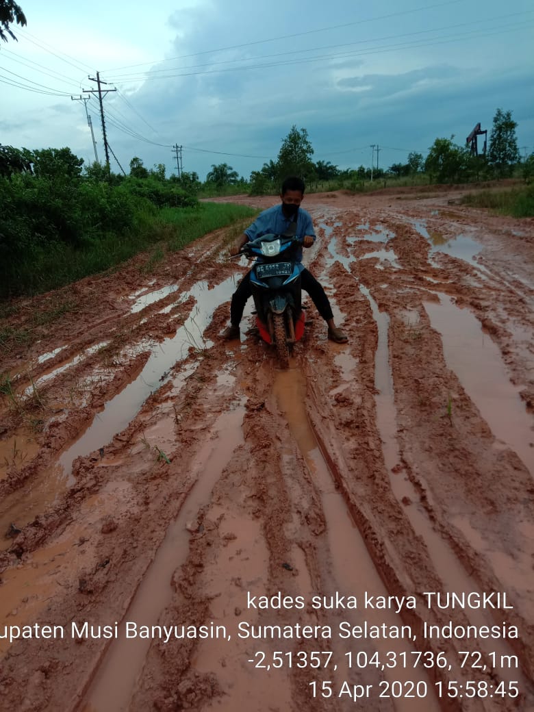 Miris, Akses Jalan Darat Rusak Warga pernah melahirkan di jalan