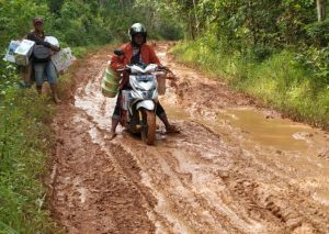 Jalan Padat Karya Dusun Pandan Desa Bengkuang Rusak Parah seperti Kubangan Kerbau