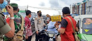 Minimalisir Penyebaran Covid-19, Polsek Pangkalan Balai Bagikan Masker Untuk Warga