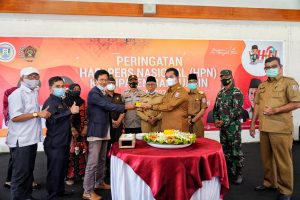 Perwujudan Rasa Syukur di HPN Ke-75, Bupati dan Awak media Potong Tumpeng