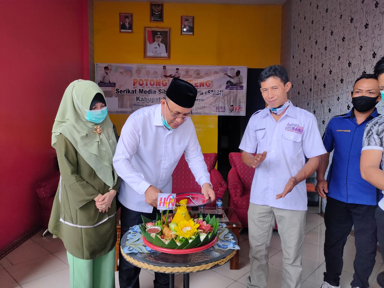 Meski Libur H Juarsah Hadiri PotongbTumpeng HPN SMSI