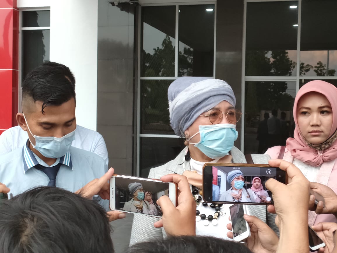 Hj Nurmala Dewi memberikan keterangan pers kepada Awak media