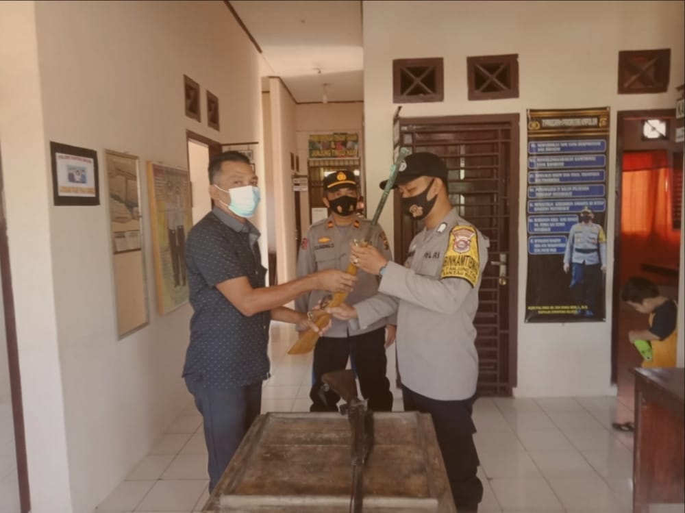 Polsek Rantau Bayur Menerima 2 Pucuk Senpira Dari Masyrakat Desa Tanjung Tiga