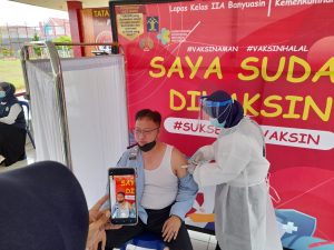 Puluhan Petugas Lapas Kelas II A Banyuasin Disuntik Vaksin Covid-19 Pertama