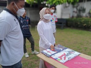 Dukung Persipra, Dokter Rissa Borong Jersey