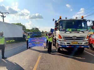 Satlantas Polres Banyuasin Bagi-Bagi Takjil Kepada Masyarakat dan Penguna Jalan