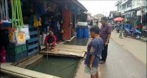 Pedagang Jalan Masuk Pasar Pangkalan Balai Keluhkan Genangan Air, Lakukan Protes Mancing di Genangan Air