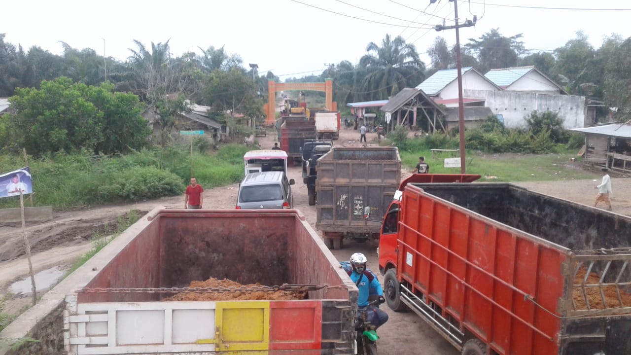 Pengusaha Jalur kuati PSTJ Perbaiki Jalan Secara Swadaya