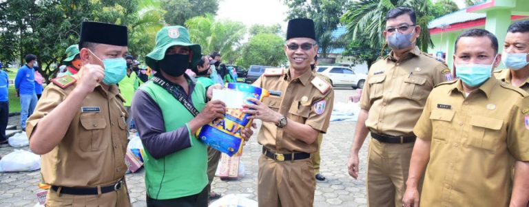 Jelang Lebaran Bupati Banyuasin, Berbagi Kebahagiaan Bersama Petugas Kebersihan