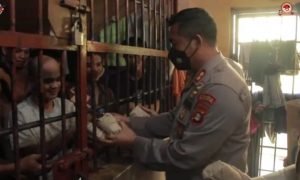 Bentuk kepedulian Dengan Sesama, Kapolres Banyuasin Beri Makanan Kepada Para Tahanan