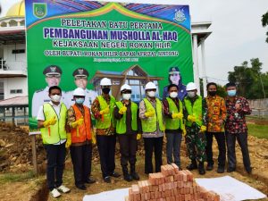 Wabup Letakkan Batu Pertama Pembangunan Mushalla Al-Haq Kejari Rohil