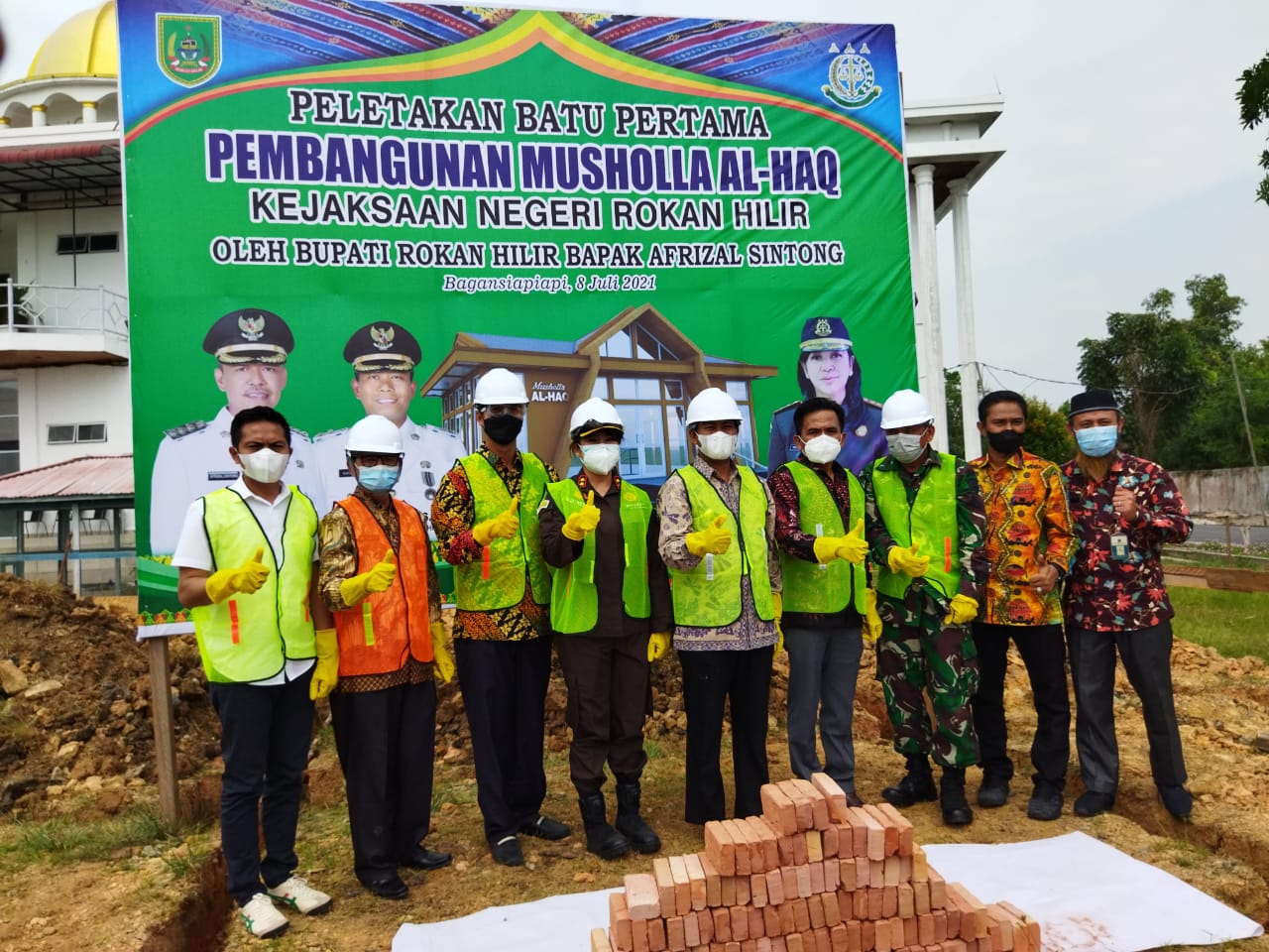 Wabup Letakkan Batu Pertama Pembangunan Mushalla Al-Haq Kejari Rohil