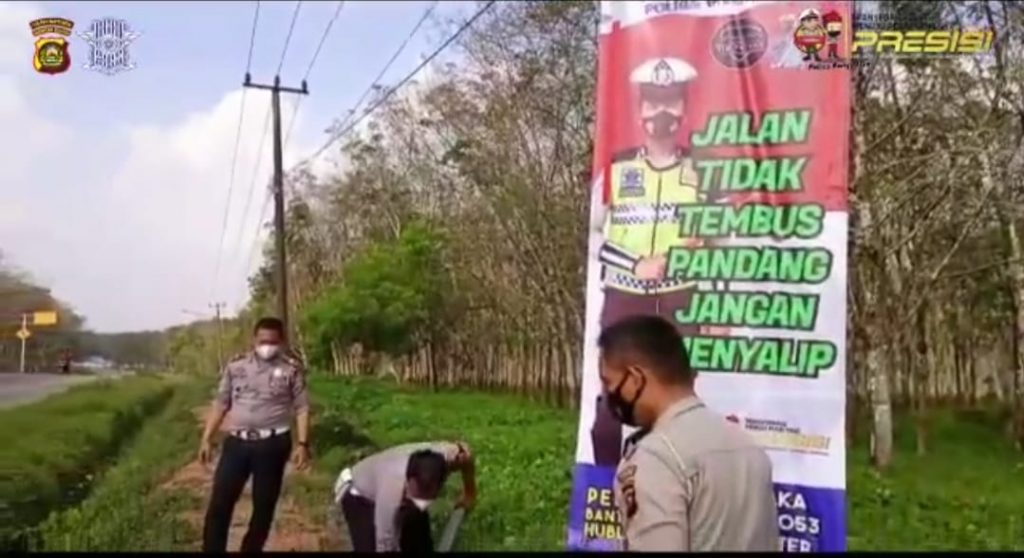 Antisipasi Kecelakaan, Sat Lantas Polres Banyuasin Pasang Rambu Peringatan