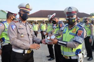 Menunjang Kinerja Tim PETAKA , Kasatlantas Banyuasin Berikan Sling dan Head Lamp