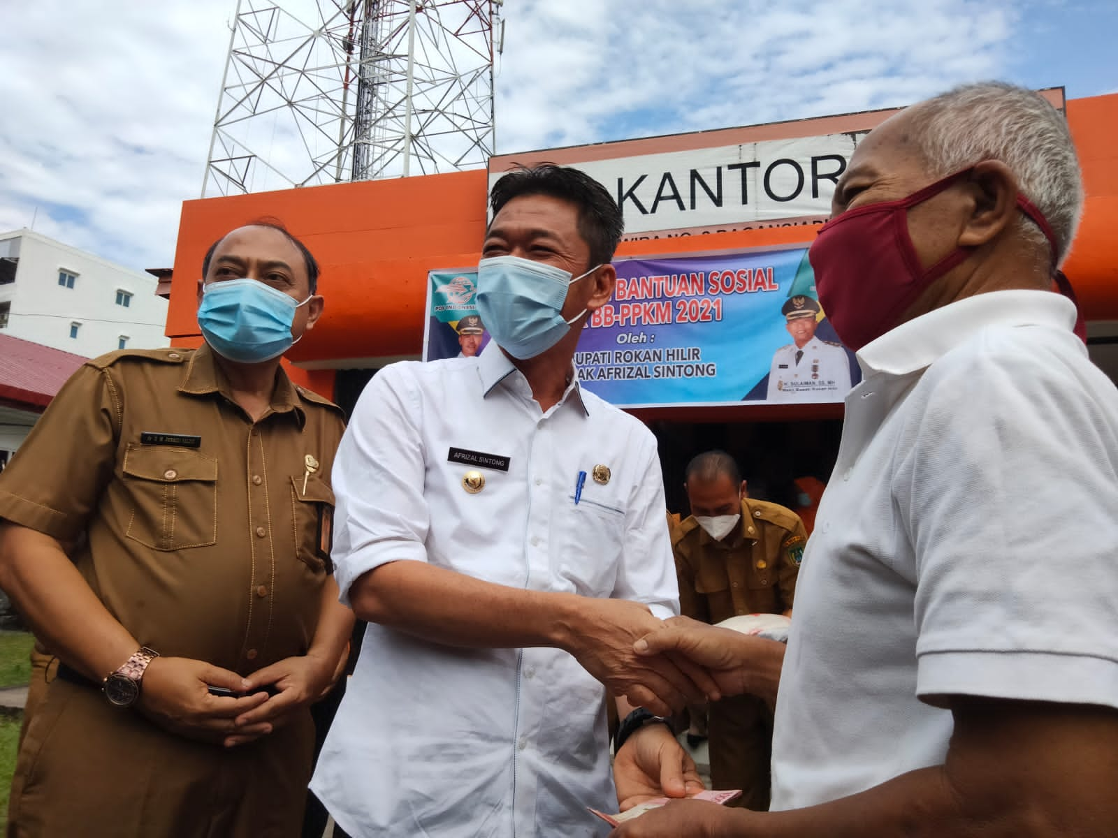 Bupati Rohil Serahkan Bantuan Sosial Tunai dan Raskin