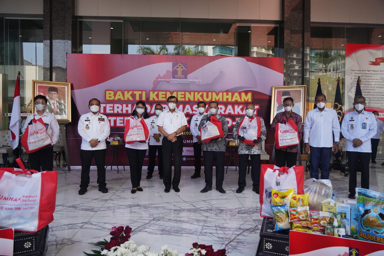 Kemenkumham Salurkan 46 Ribu Paket kepada Masyarakat Terdampak Covid-19