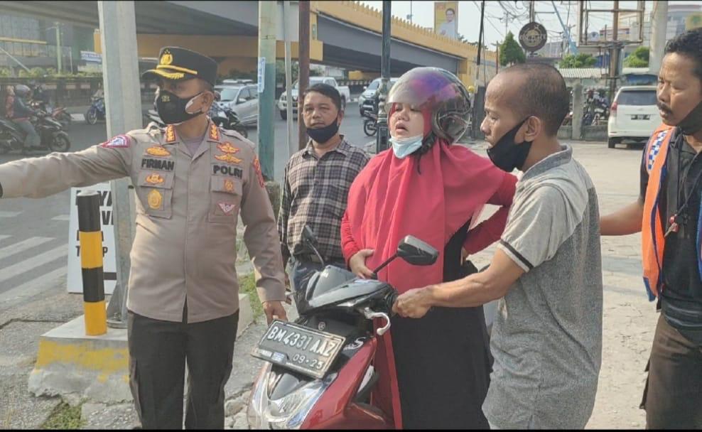 Kesigapan Petugas Polisi Saat Tugas Penyekatan PPKM, Bantu Ibu Hamil Yang Mau Melahirkan Dijalan.