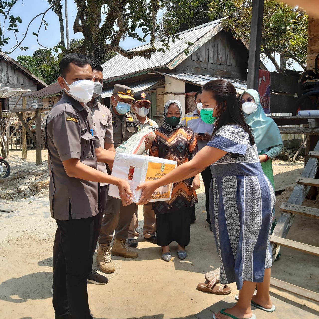 Tim BPPRD dan Sat Pol-PP MUBA Mendatangi Rumah Warga yang Sedang Isoman