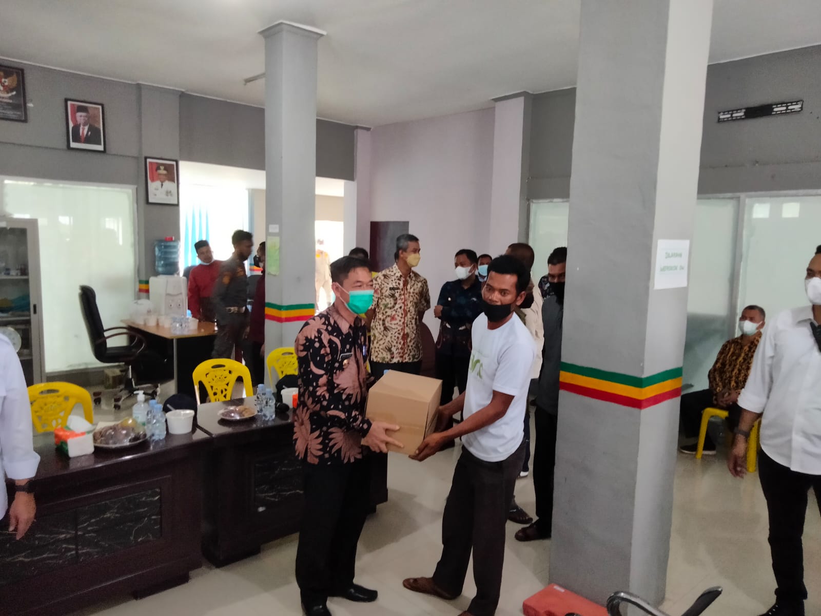 Bupati Rohil Afrizal Dampingi Gubri Serahkan Bantuan 10 Unit Mesin kapal Nelayan