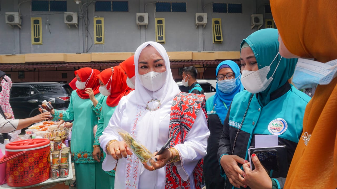 Support UMKM, Ketua PKK Rohil Kunjungi Stand Bazar