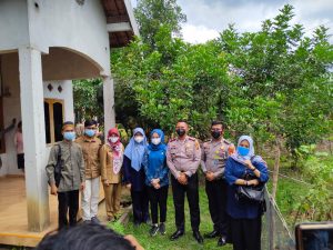 Lurah Kayuara kuning Bersama kasatlantas dan Dua Yayasan Sambangi Warga Penderita Tumor Di Wilayah Binaannya