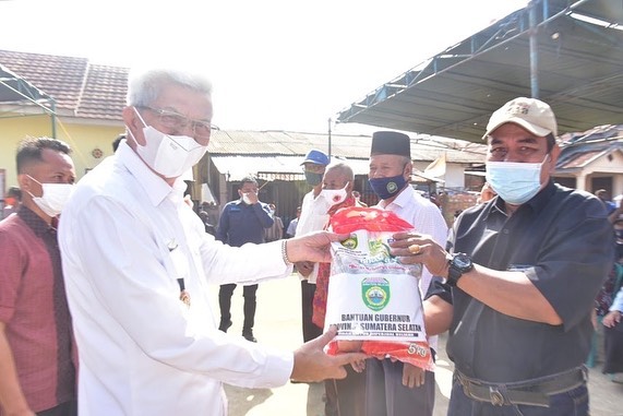 Mawardi, Serahkan Bantuan Beras Bagi Warga Bumi Mas Indah Banyuasin