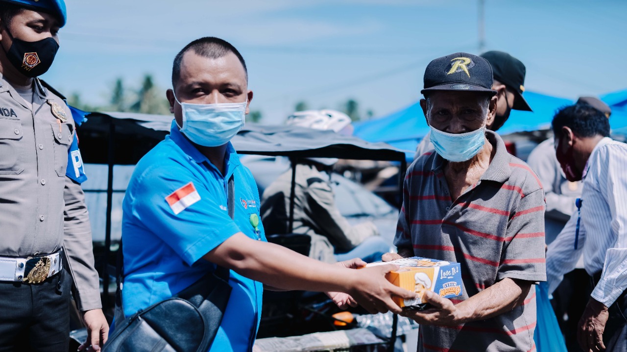 Polres Rohil Gandeng Insan Pers, Bagikan Ratusan Nasi Kotak Kepada Warga