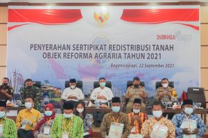 Bupat Rohil serahkan 1500 Sertifikat Tanah