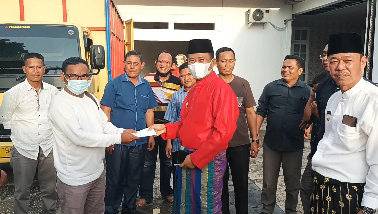 Bupati Afrizal Sintong dan Wabup H. Sulaiman Berikan Bantuan untuk Wartawan