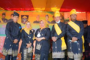 LAM Berikan Gelar Adat Kepada Bupati dan Wabup Rohil