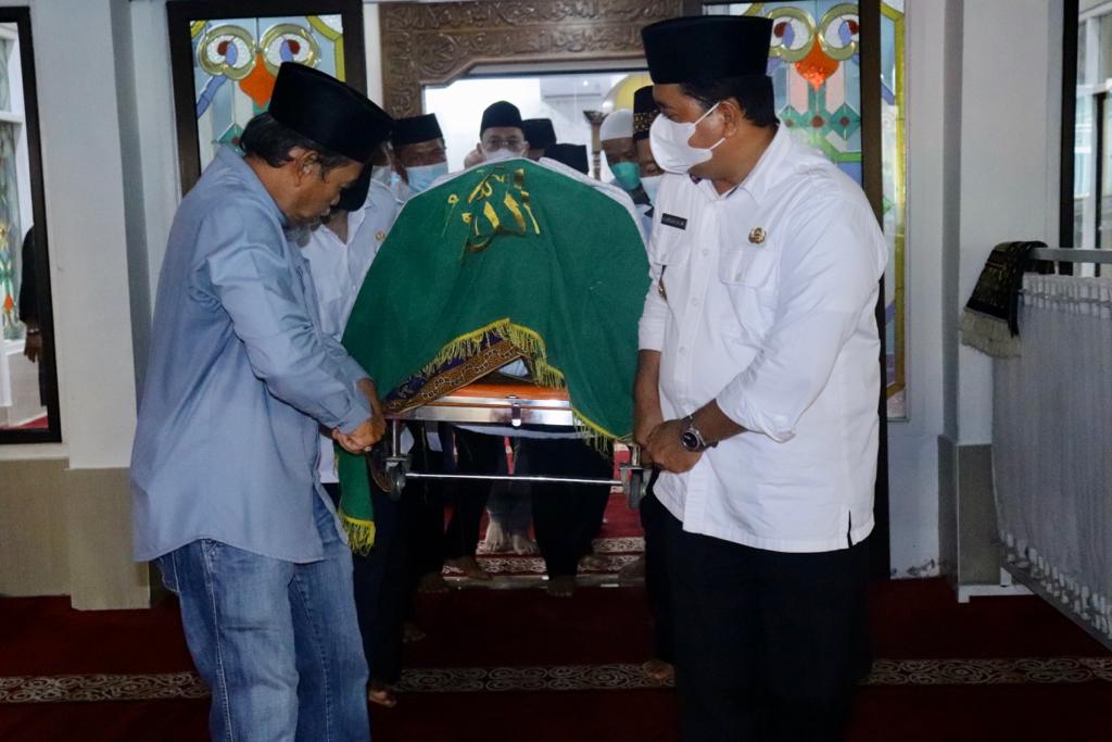 Askolani-Slamet Hantarkan Amiruddin Inoed Ke Peristirahatan Terakhir