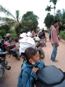 Jembatan Tanah Kering Putus, Masyarakat nginap di Jalan 