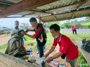 Aksi Kemanusiaan SMSI Banyuasin Pakaikan Baju Hingga Gunting Rambut ODGJ