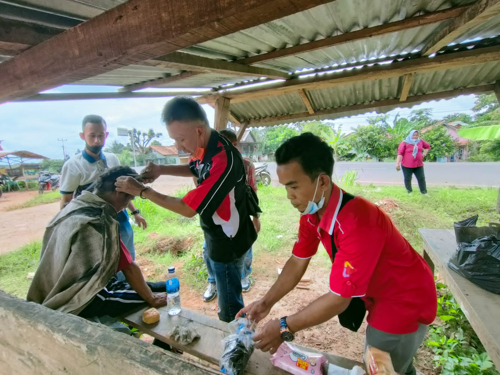 Aksi Kemanusiaan SMSI Banyuasin Pakaikan Baju Hingga Gunting Rambut ODGJ