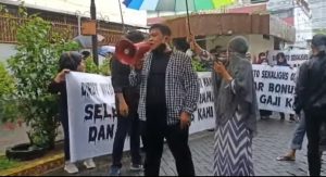 Diguyur Hujan Lebat, puluhan karyawan dan member Vito Demo Salim Djati Mamma