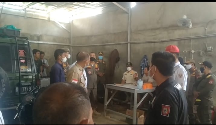 Satpol PP bersama TNI/Polri Grebeg tempat diduga Gudang Minyak Oplosan