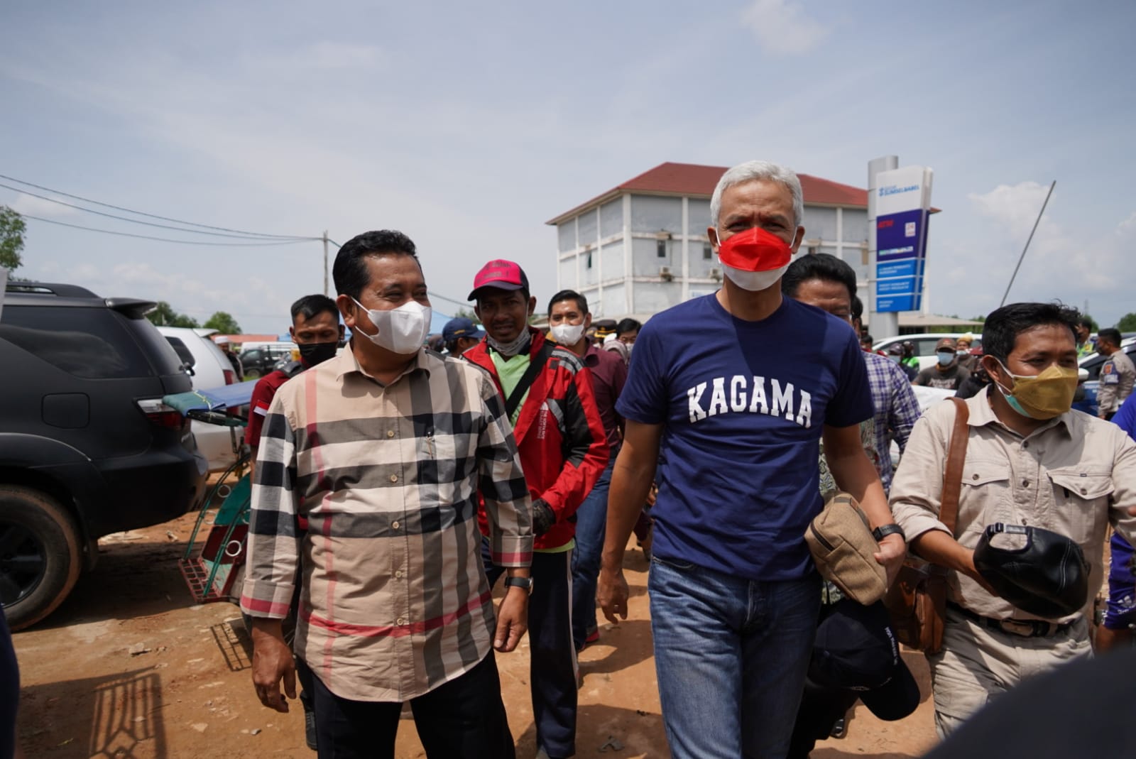 Askolani Dampingi Ganjar Pranowo Tinjau Mahasiswa UGM KKN di Banyuasin