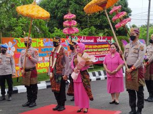 Kapolres Banyuasin Baru Disambut Tarian Tradisional dengan Menerapkan Prokes Ketat