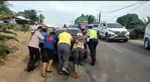 Cegah Macet, Personel Tim PATAKA Polres Banyuasin Bantu Dorong Mobil Mogok