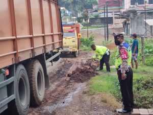 Atasi Kemacetan Panjang, Ricky Mozam Pimpin Personel PATAKA Timbun Jalan Rusak