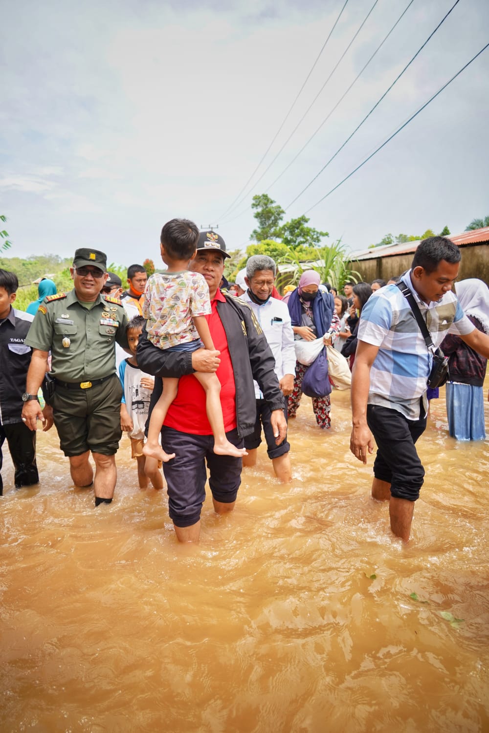 Bupati Askolani turun langsung Evakuasi anak-anak Korban Kebanjiran   