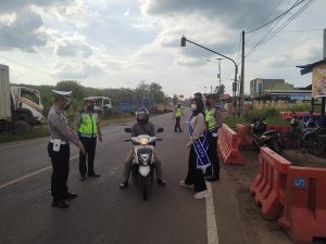 Kasatlantas dan Duta Lalulintas Bagi-bagi Takjil untuk pengendara yang tertib berlalulintas