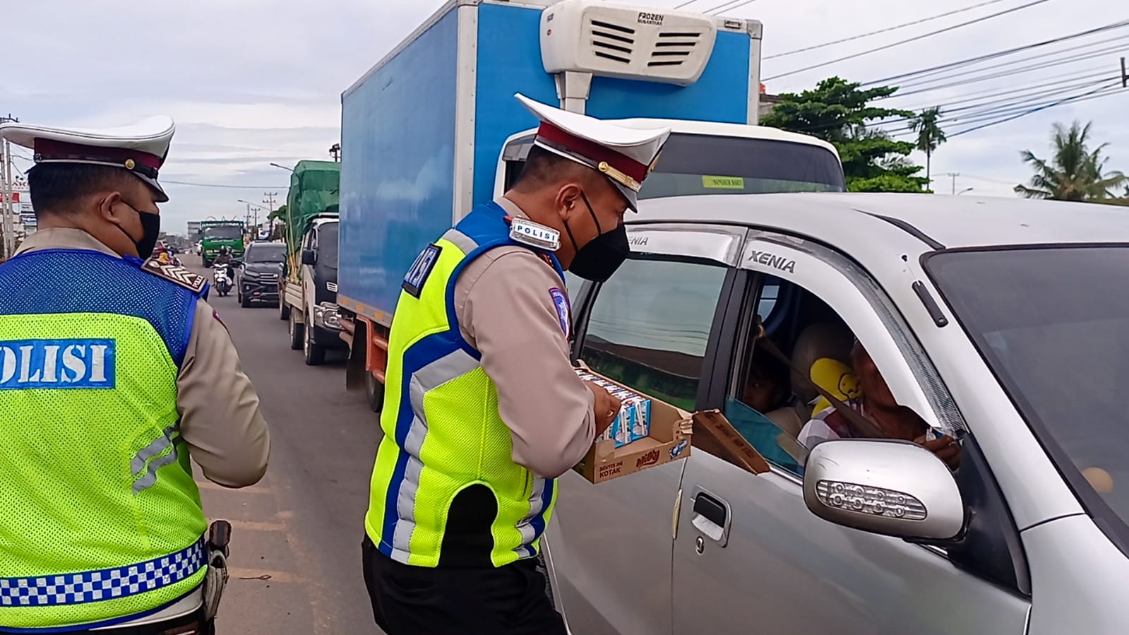 Aksi Humanis Satlantas Polres Banyuasin, bagi-bagi Minuman Gratis Kepada Pemudik